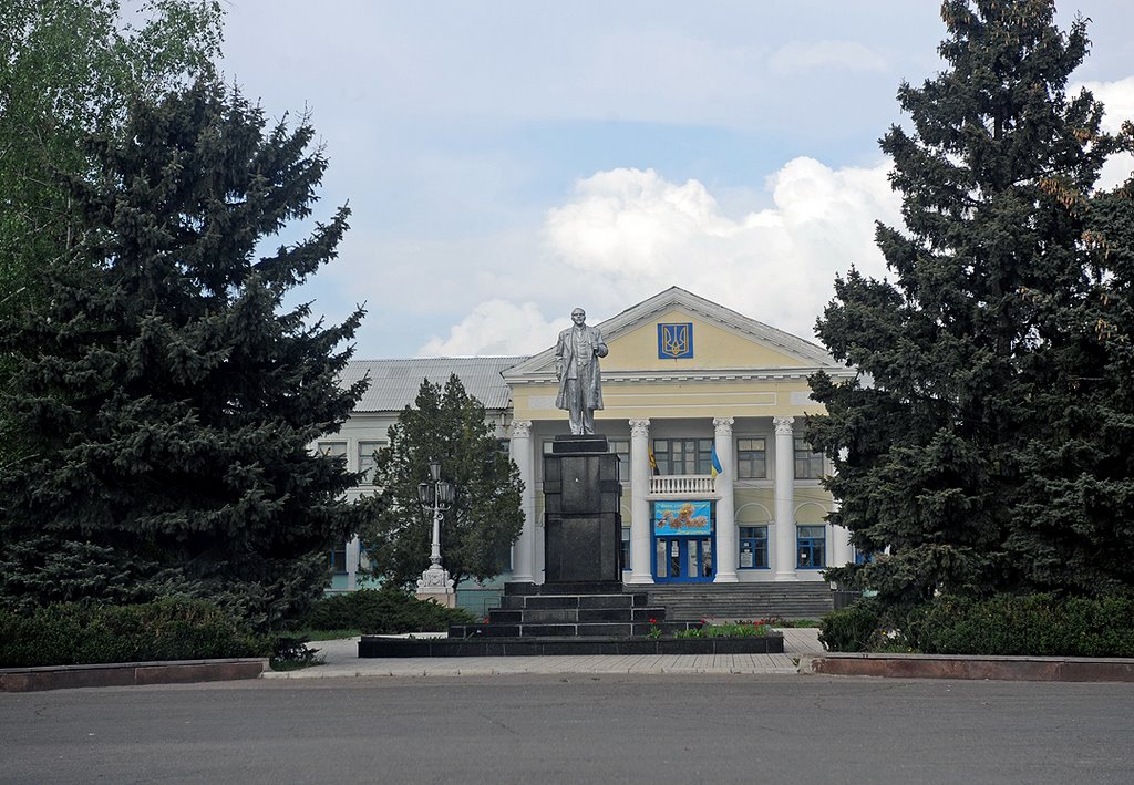 Центр Докучаевска