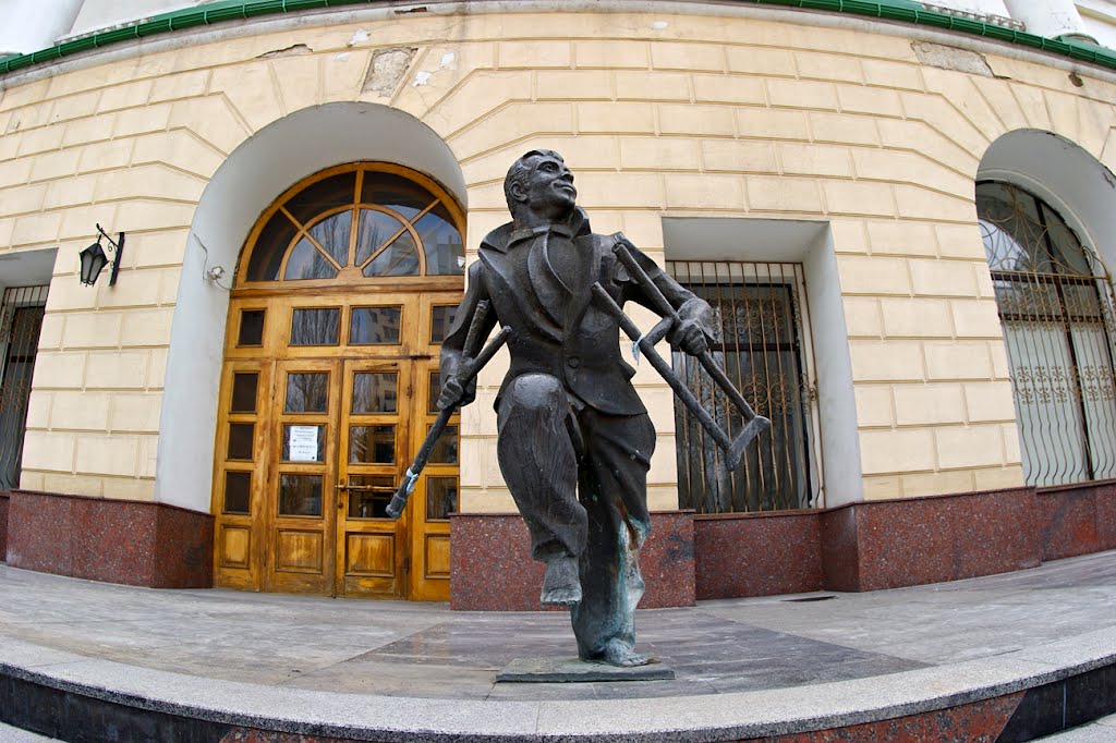 Monument to Recovered Pacient. Donetsk. Regional Traumatologic Hospital - Памятник исцеленному. Донецк. Областная травмотологическая больница