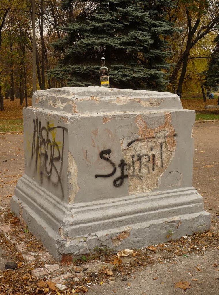 памятник пустой бутылке )))