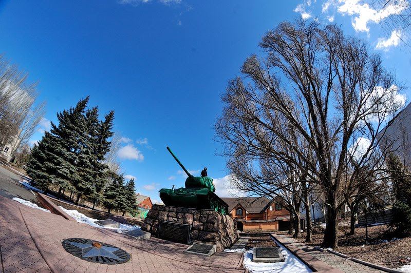 Украина, Донецкая обл., г. Красноармейск, памятник танкистам освобождавшим Красноармейск, В.Шибанкову