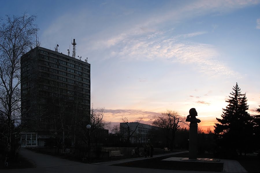 Гипромез  и  памятник Куинджи