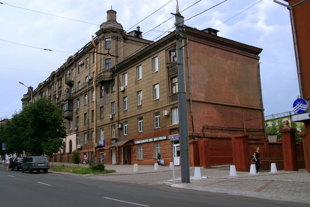 Здание в Мариуполе.