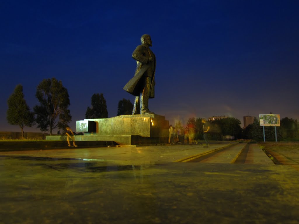 Ленін в центрі міста Маріуполь ..