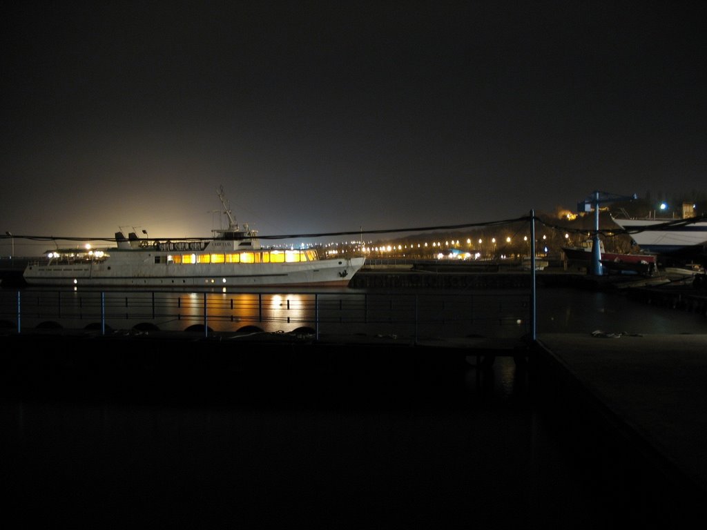 Seaside at night / Ночью у моря