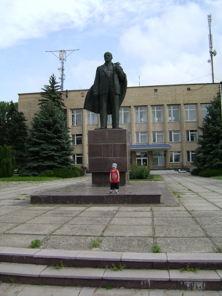 памятник В.И. Ленину,а рядом мой сын.