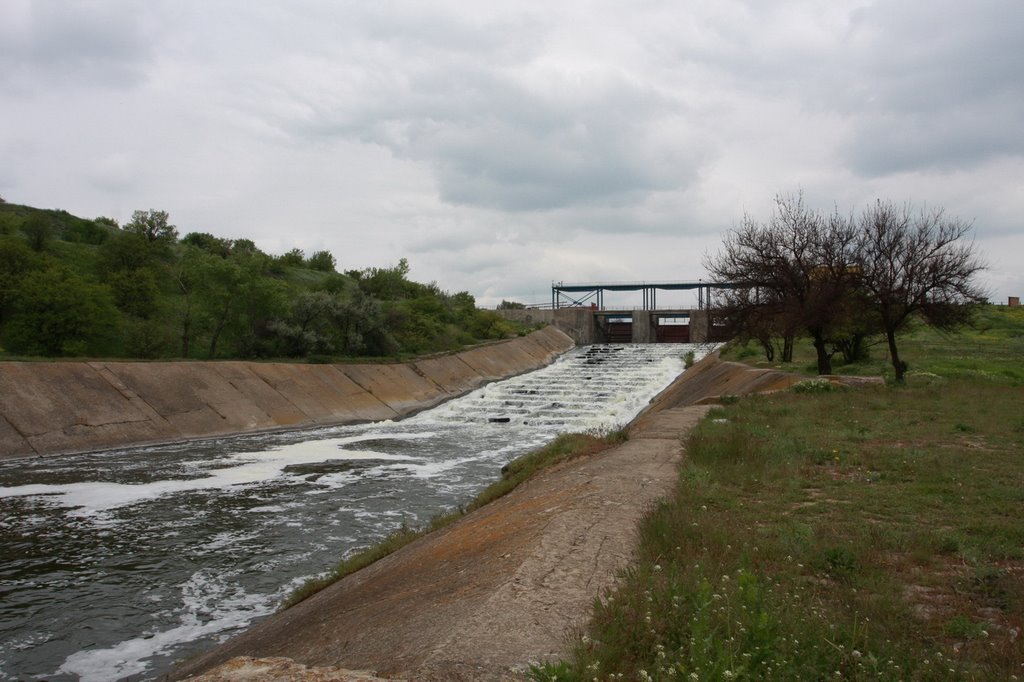 Плотина на Старобешевском водохранилище