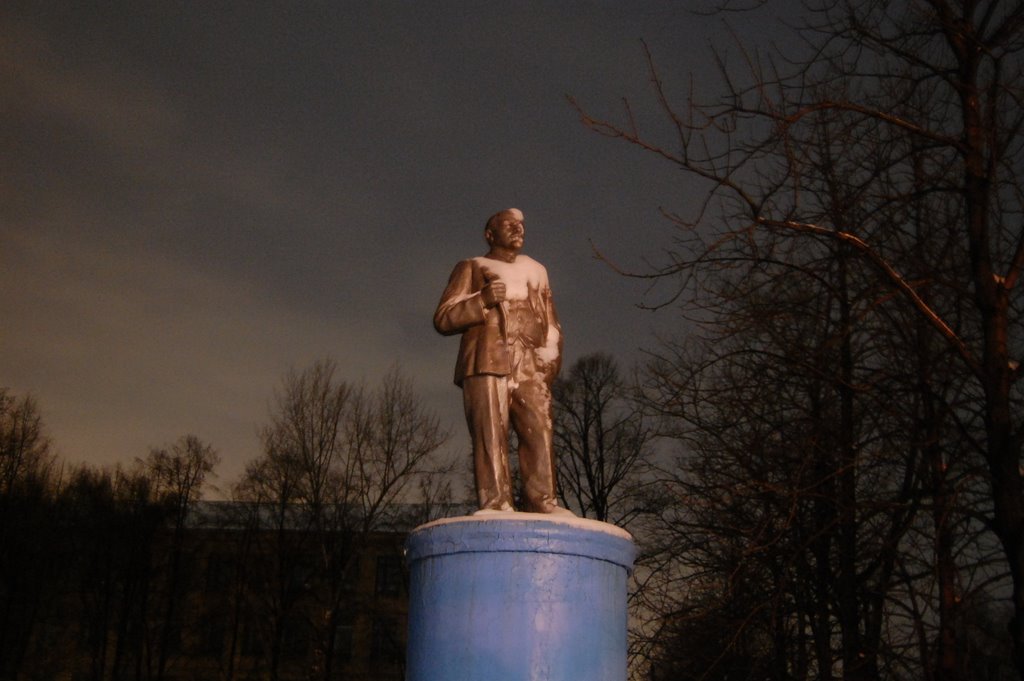 зимний... ленин с ножичком