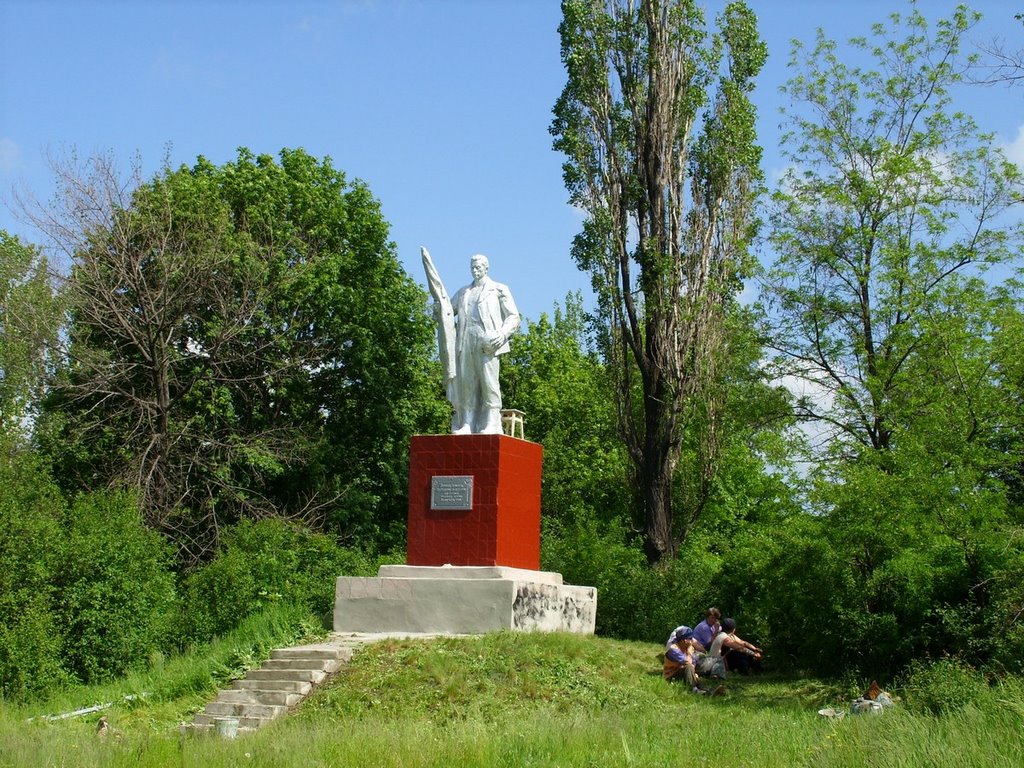 памятник в парке перед клубом