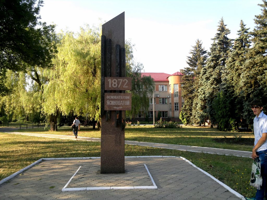 Ясиноватая. Стела-памятник основателям города.