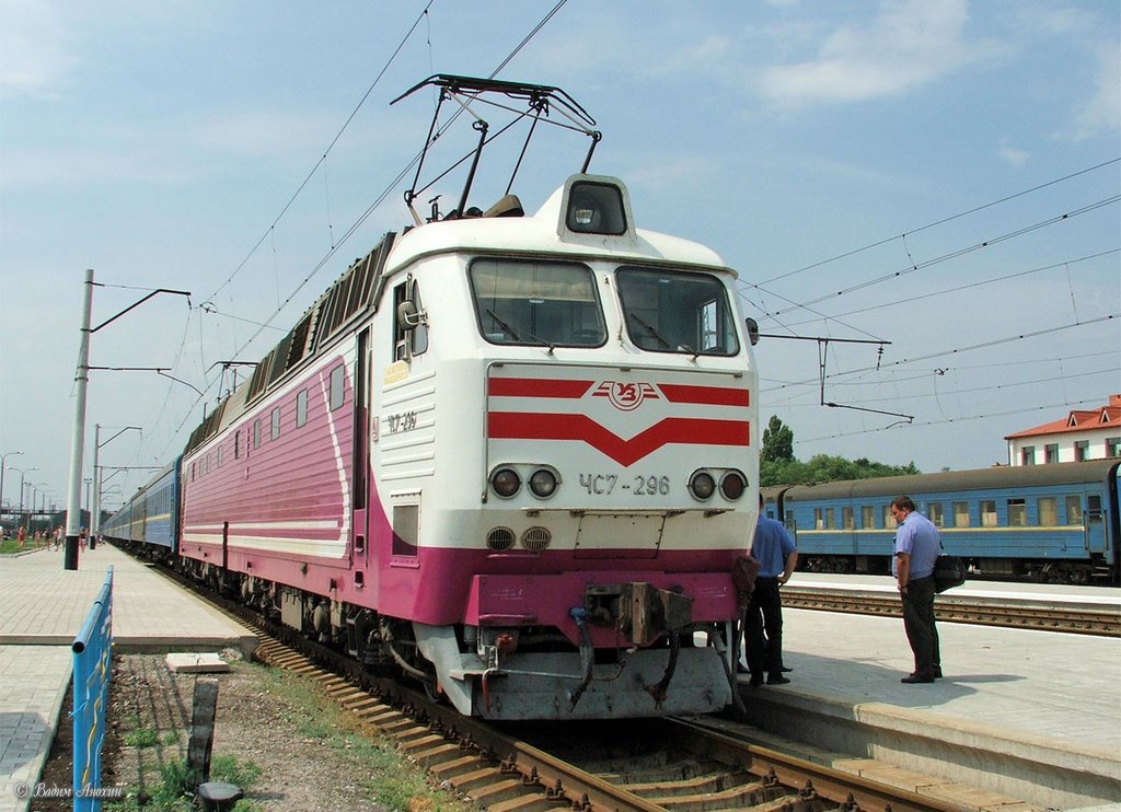Electric locomotive ChS7-296 on Yasinovataya train station