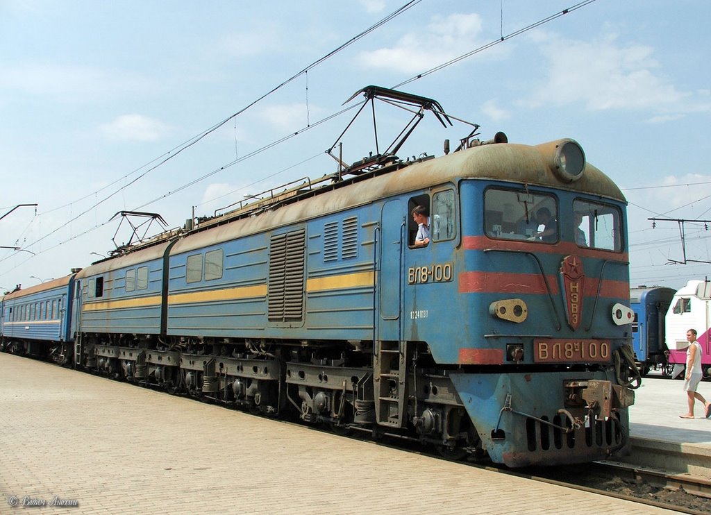 Electric locomotive VL8M-100 with train on the Yasinovataya train station