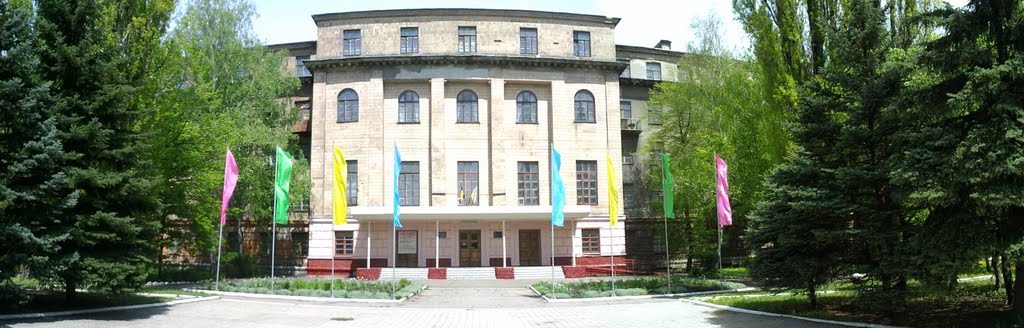 Ясинуватський будівельний технікум транспортного будівництва.