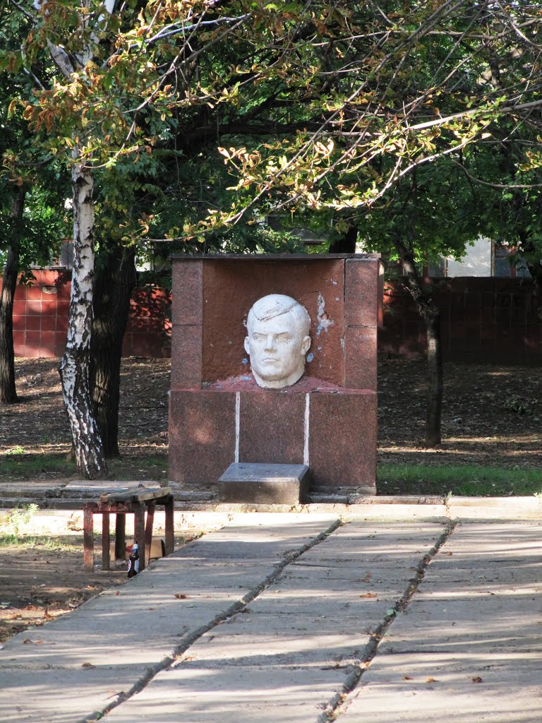 ► Константиновка. Памятник первому директору стекольного завода (памятник Голове)