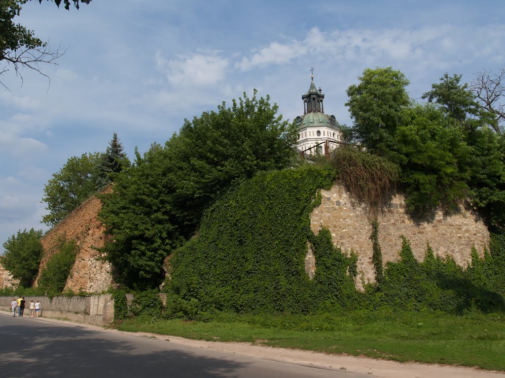 Бердичев, Стены монастыря босоногих кармелитов