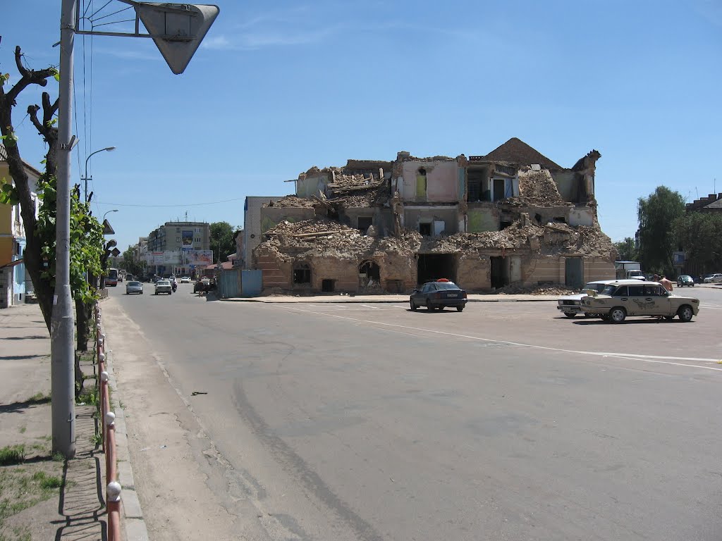 руїна в центрі міста * ruined building