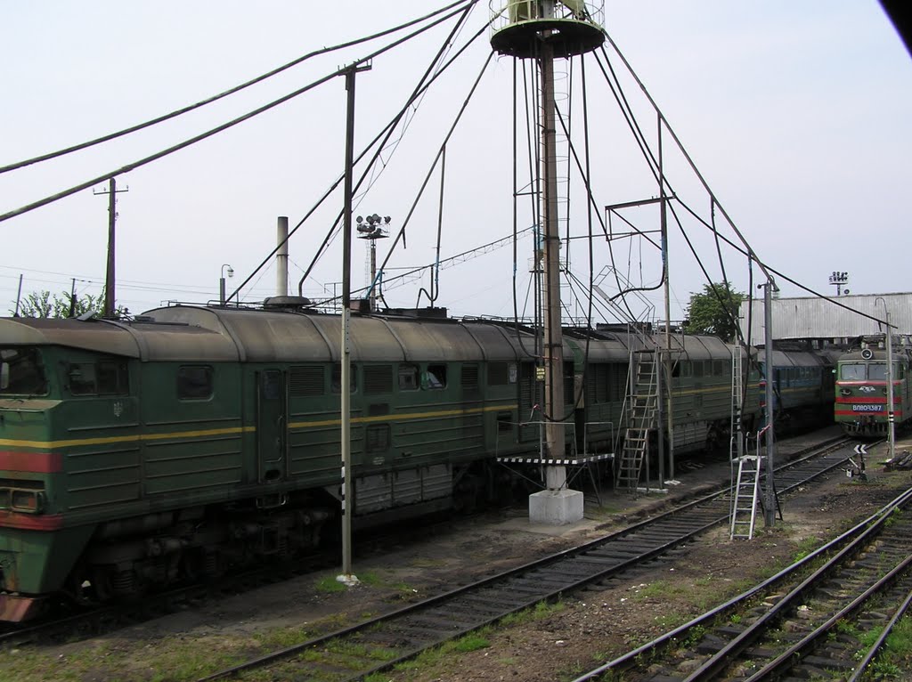 Заправляються тепловози.