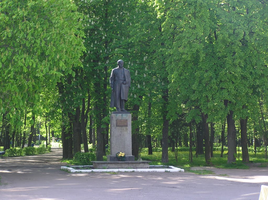 Пам"ятник Шевченку в парку.