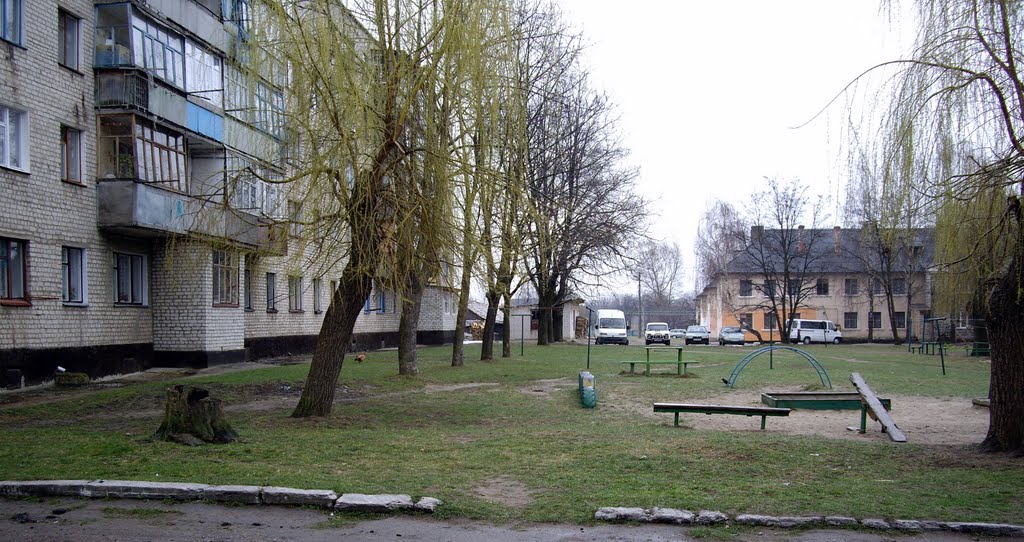Овруч, двор ДОС 23, 24, 25