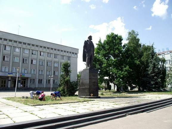 ульянов досі стоїть