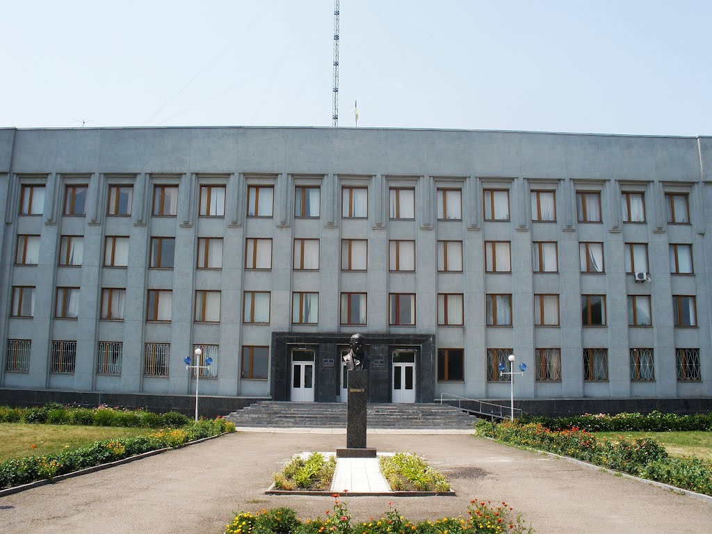 Будівля Попільнянської районної ради. Червень 2012 р.