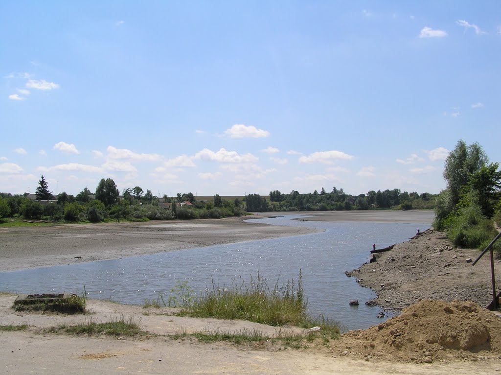 Река Teterev, шлюзы плотины открыты. River Teterev , dam sluices are opened.