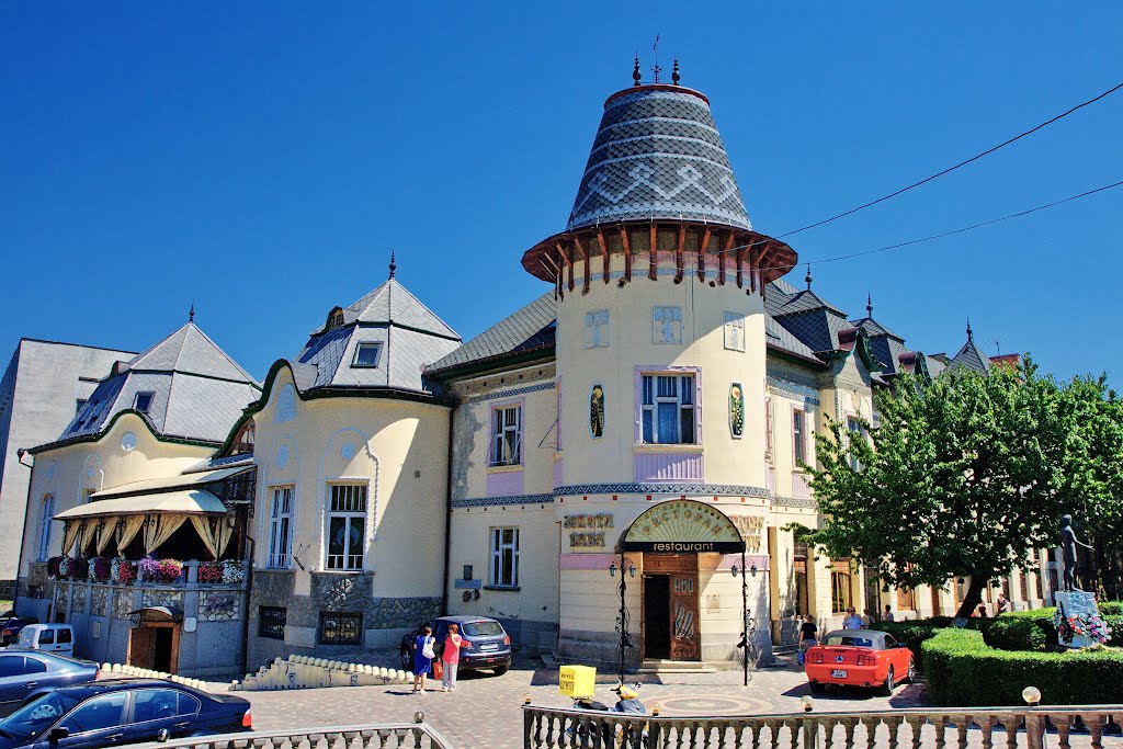 Берегове (Beregszász), Ukraine (Kárpátalja) -  Egykori Úri Kaszinó, ma Arany Páva étterem