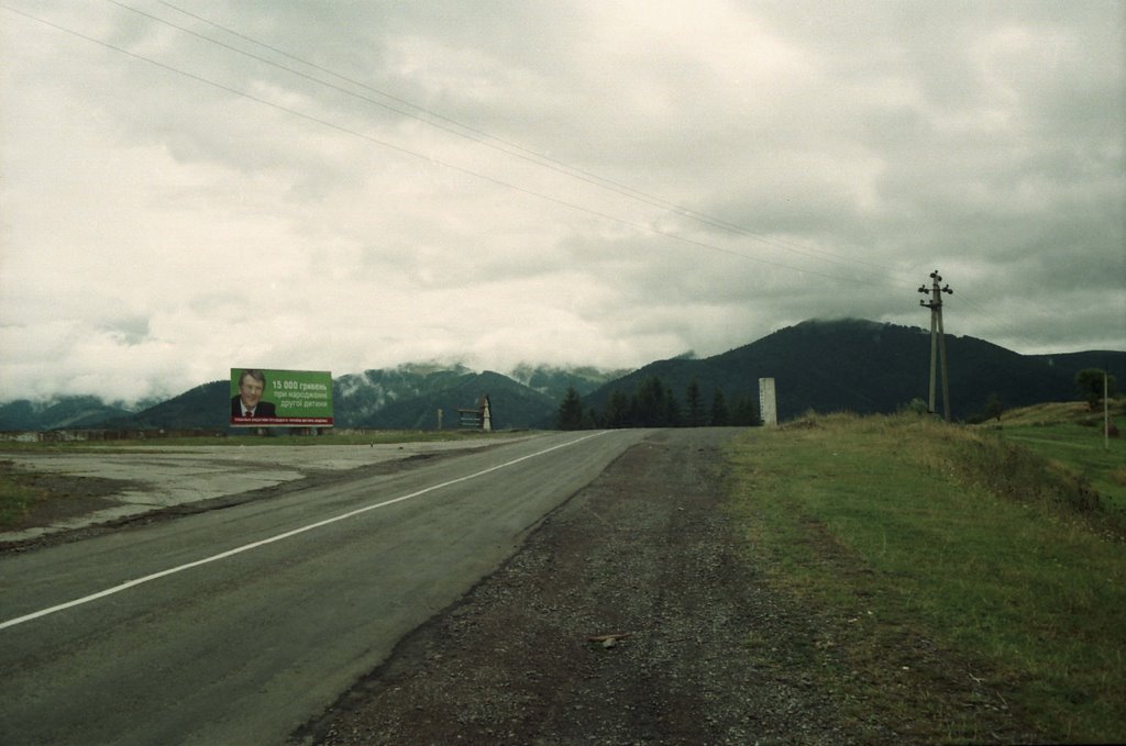 Juscenkos billboard above Volovets