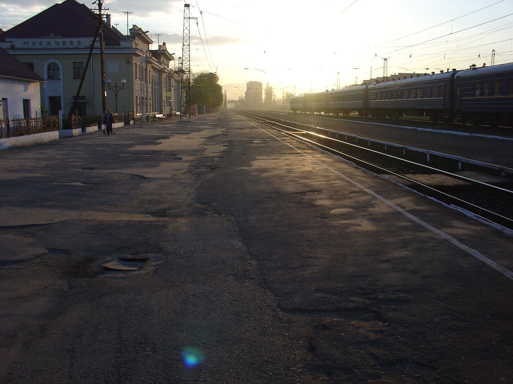 Залізнична станція Мукачево, ранок 27 квітня 2008 (Великдень)