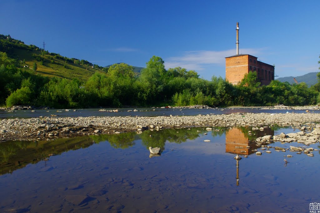 Rahó. A kartongyár a Tisza túlsó partjáról.