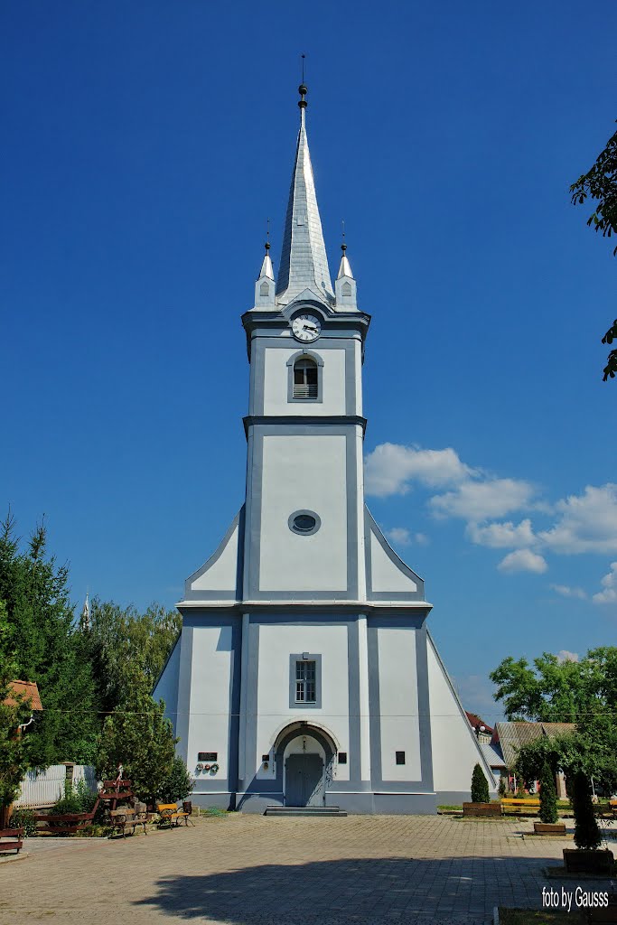 Тячів (Técső), Ukraine (Kárpátalja, trianoni békeszerződésig Máramaros vármegye) - A 13. századi református templom festett kazettás mennyezete 1748-ban készült, 1985-ben renoválták.