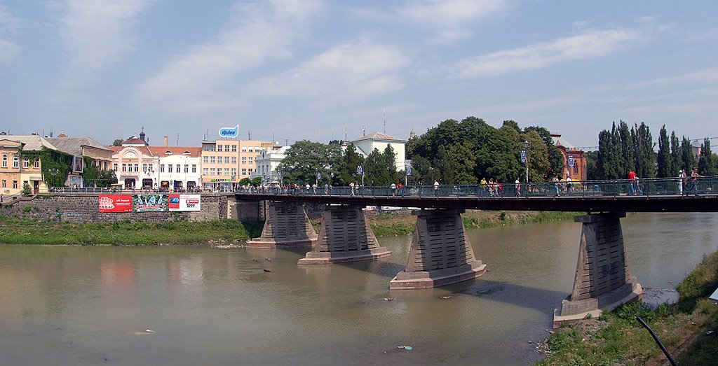 Пешеходный мост через реку Уж