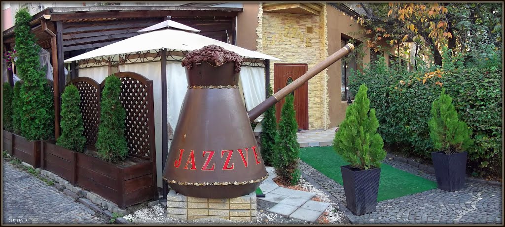 У входа в кафе-ресторан "Jazzve"