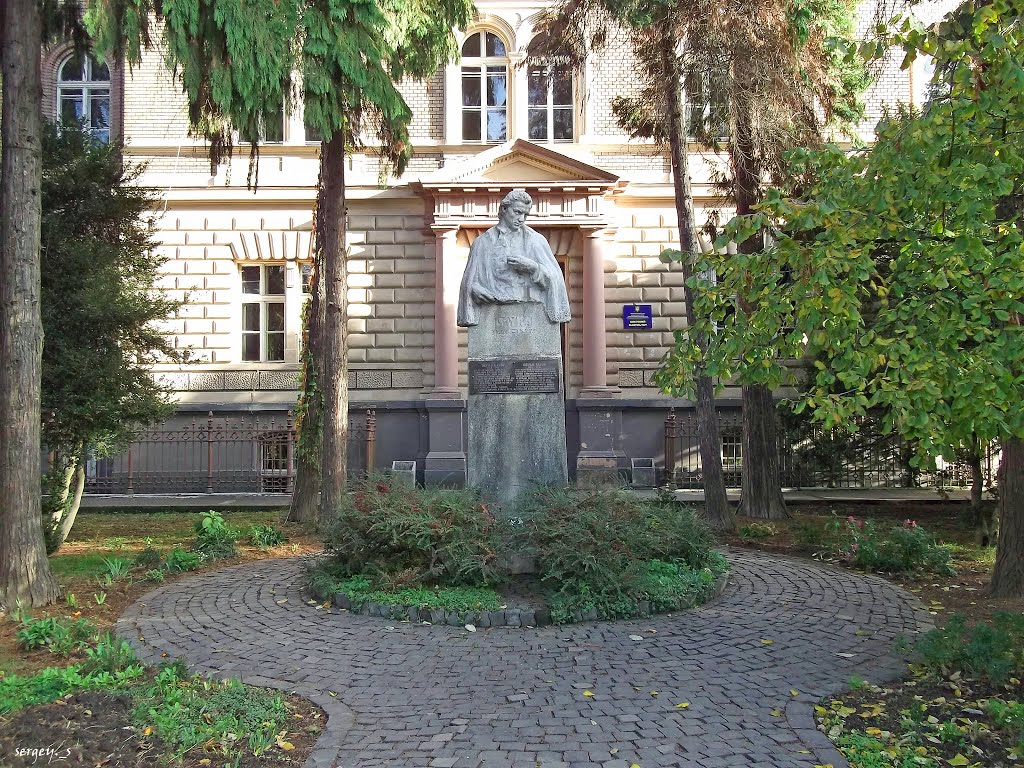 Памятник венгерскому поэту Габору Дойко