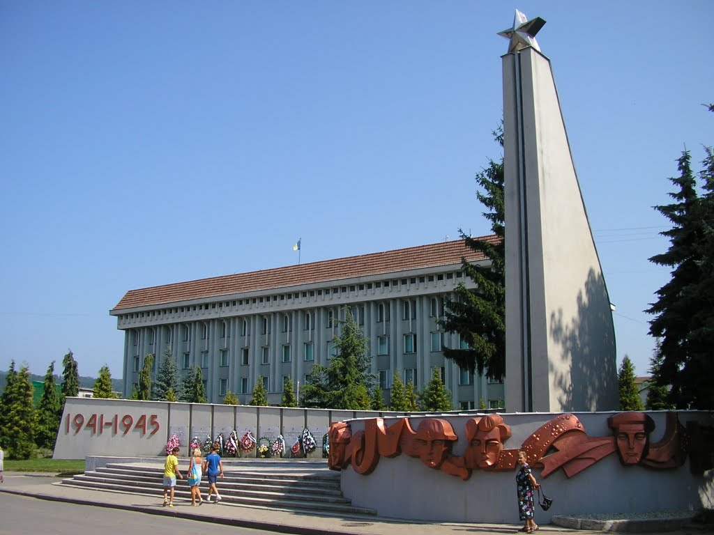 Памятник советским воинам и здание Рады, Хуст, Закарпатье, 2010