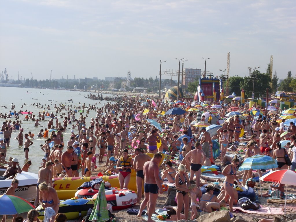 Пляж в разгар сезона