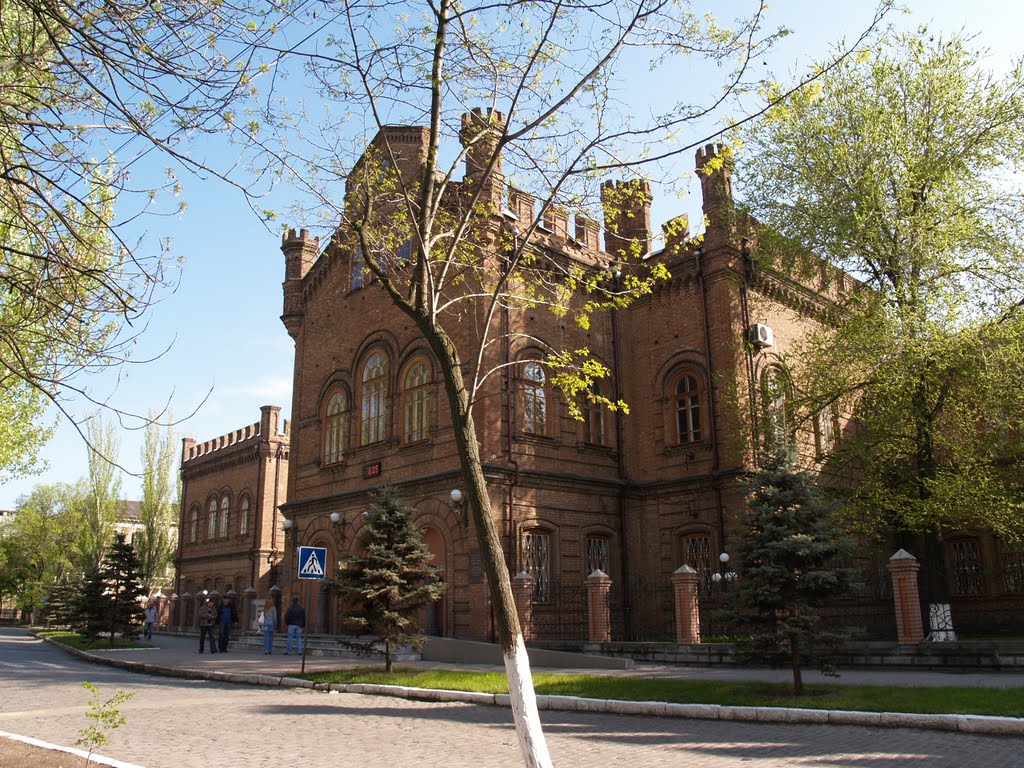 Здание гимназии, в которой учился лейтенант Шмидт