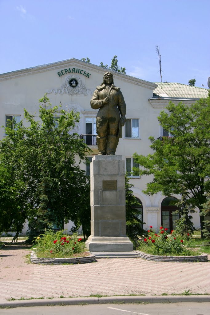 Бердянск. Памятник Осипенко, Полине Денисовне.