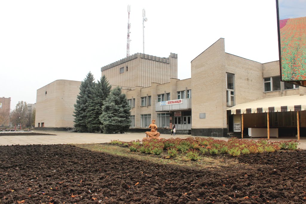 Нестор Махно на центральной площади Гуляйполя. Приём посетителей.