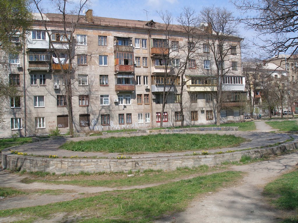 in the courtyard of cinema "Dovzhenko"