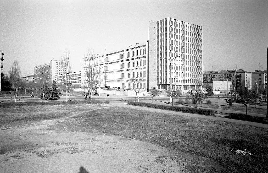 Запорожье. Здание бывшего 77 завода. 1975 год.