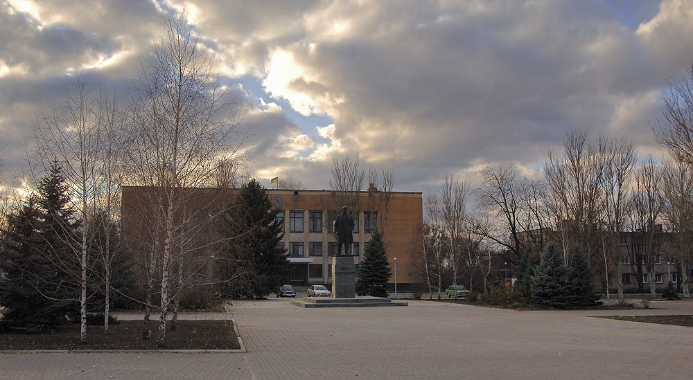 Novonikolaevka(Райсовет и пямятник Ленину)