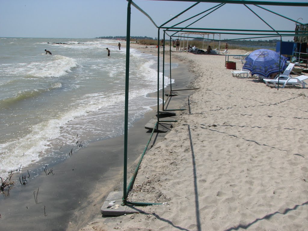 Море поедает пляж. Приморск. БО "Радуга". июль 2010.