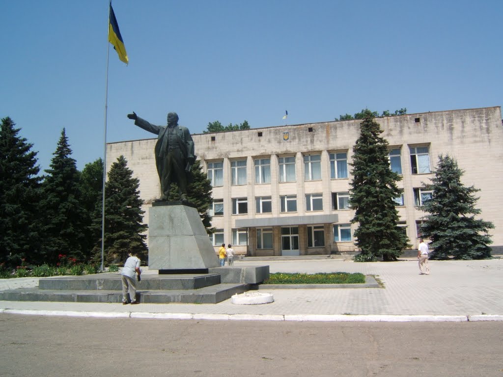 Приморск, памятник Ленину