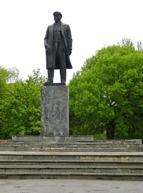 Памятник В.И.Ленину возле дома культуры