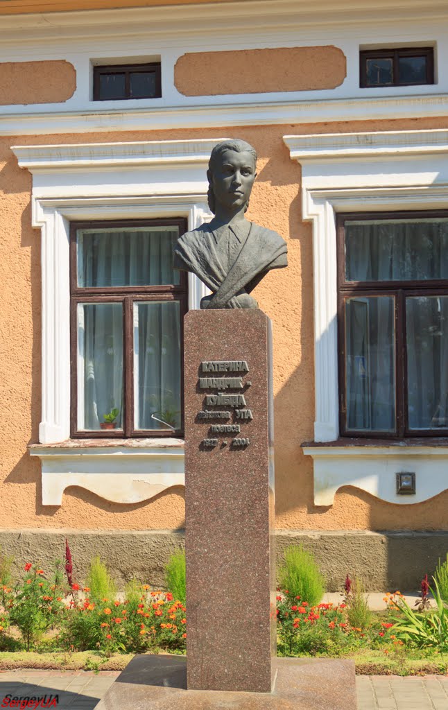 Памятник Е. Мандрик-Куйбиде (1927-2004)