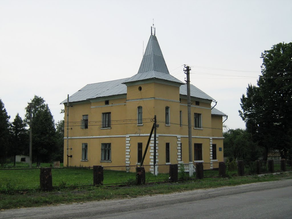 ►Будинок з вежею