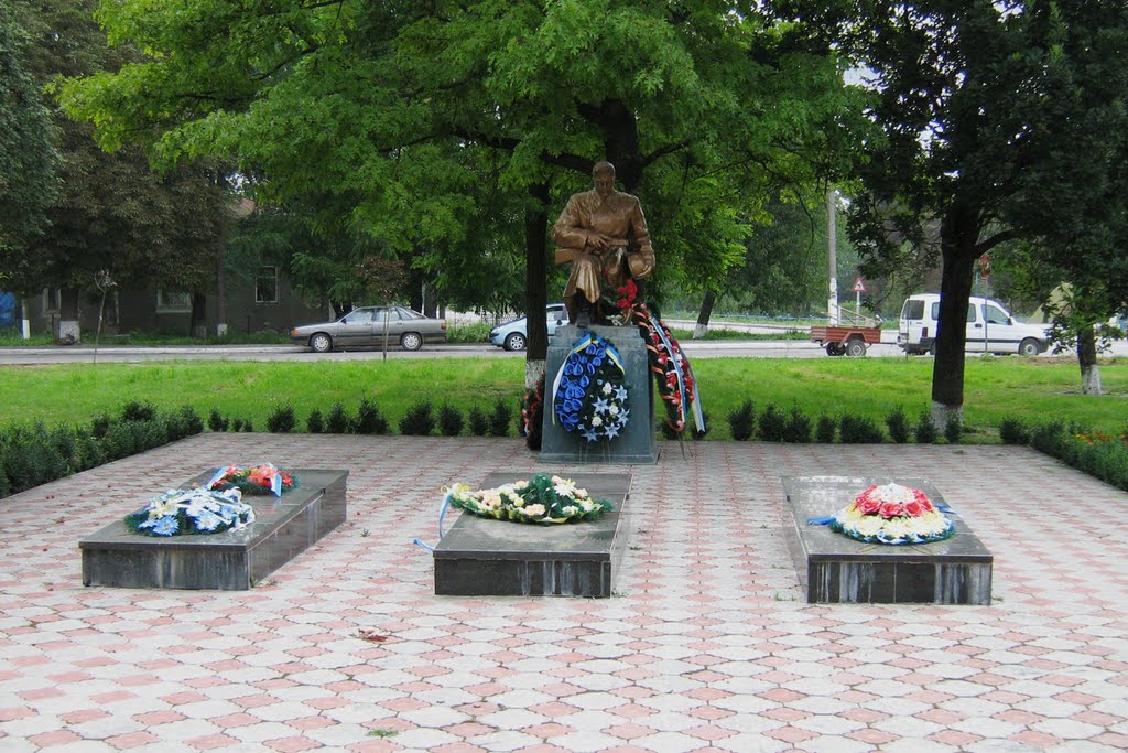 ►Памятник загиблим у II світовій війні