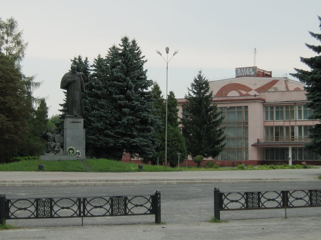 ►Памятник Т. Шевченку і клуб
