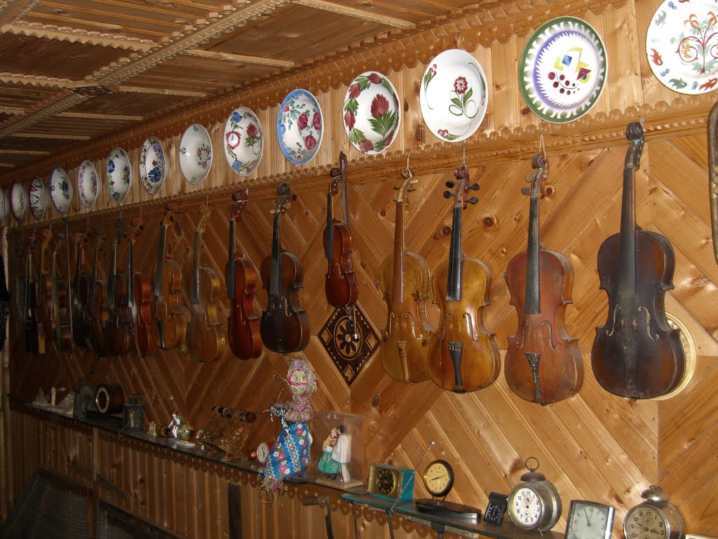 Verkhovyna (Ivano-Frankivsk Oblast, Ukraine) - Roman Kumlyk Hutsul Musical Instruments Museum / Верховина (Івано-Франківська обл.) - Музей Романа Кумлика