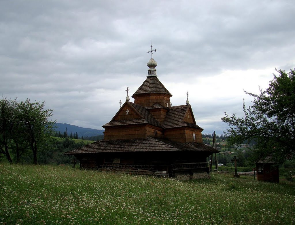 Old wooden church in Vorohta, стара похмура церква у Ворохті